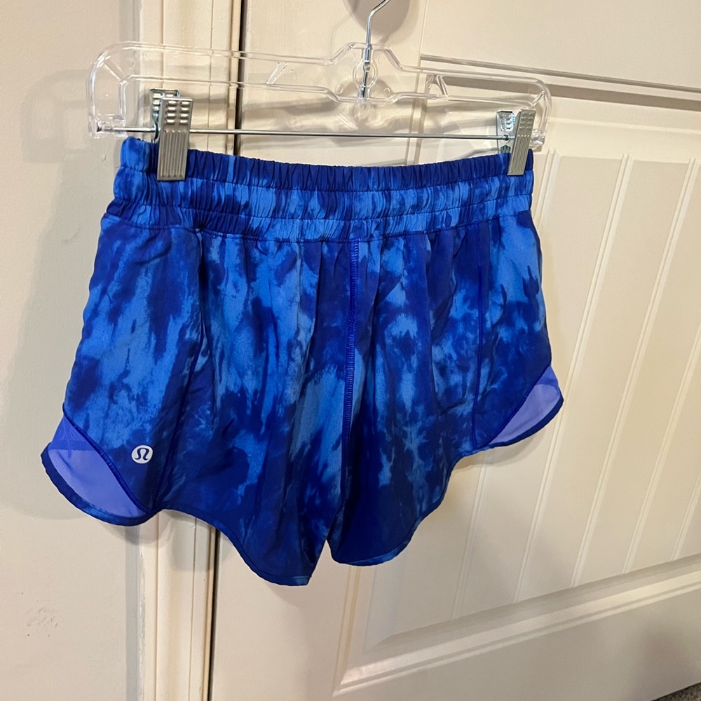Lululemon shorts hotty hot 2.5 inch Rare color!